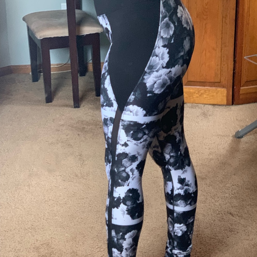 GUC Betsey Johnson performance leggings xs